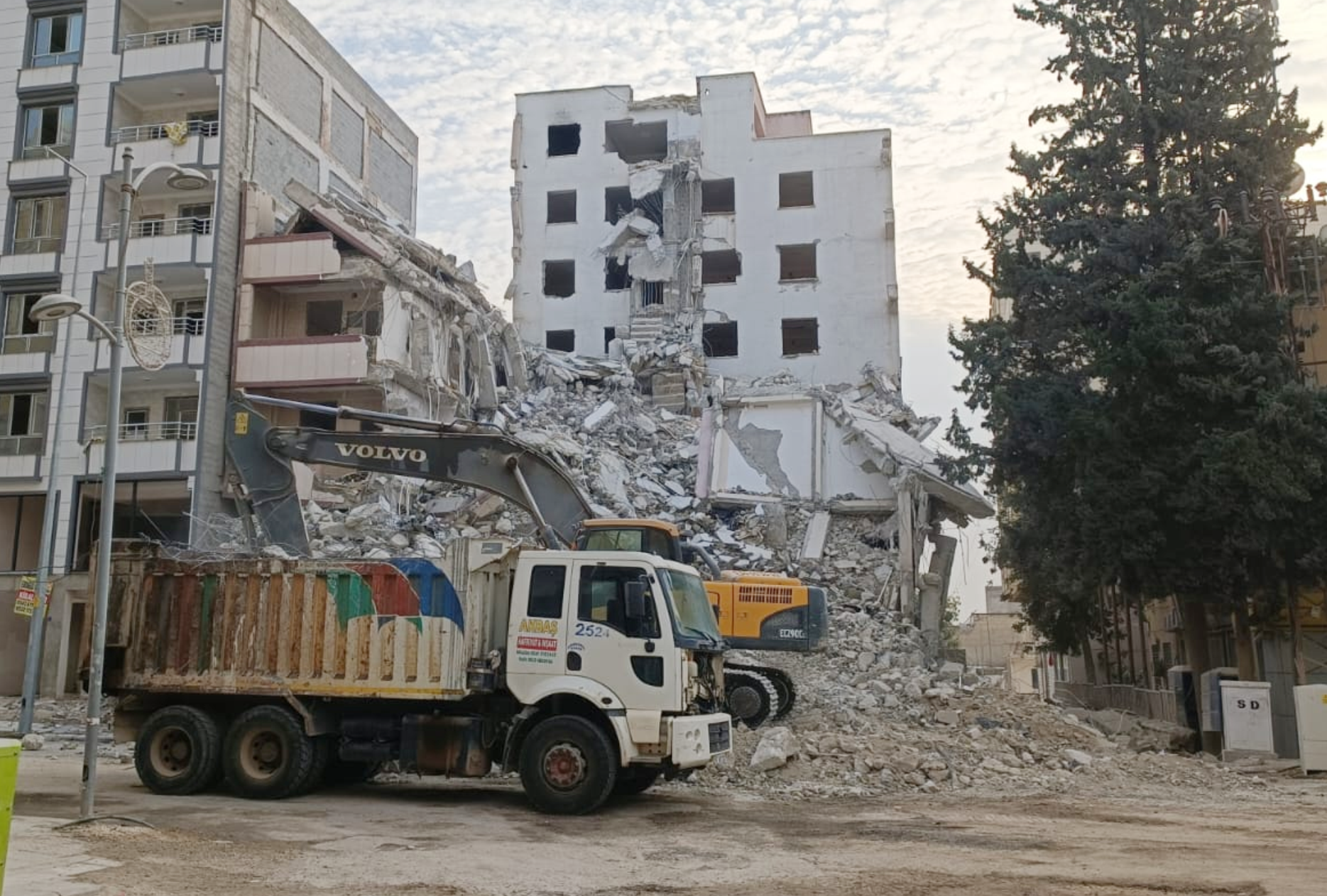 Depremde ağır hasar gören binalar yıkılıyor Urfa Haber